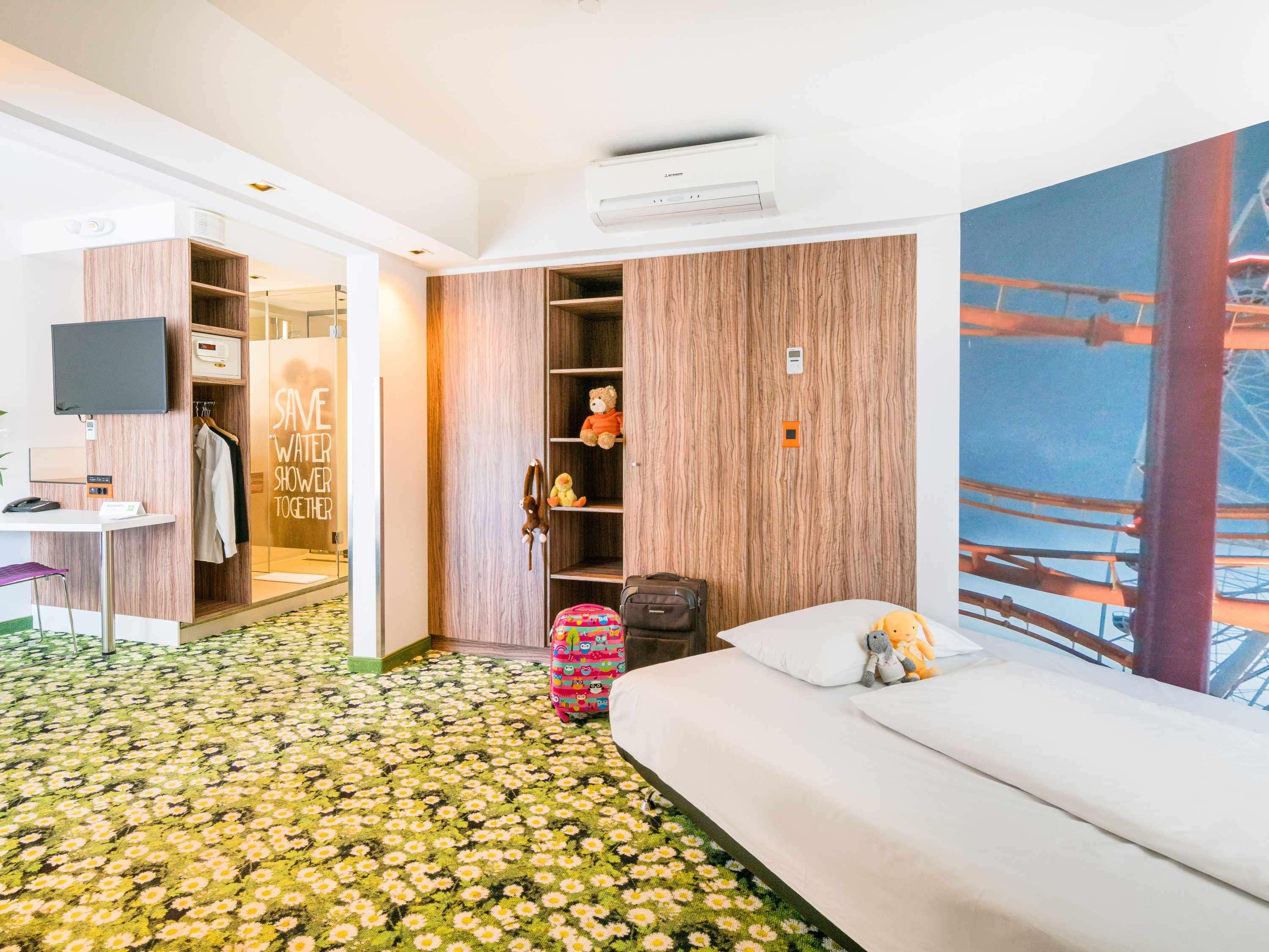 FAMILY SUITE, SOFA