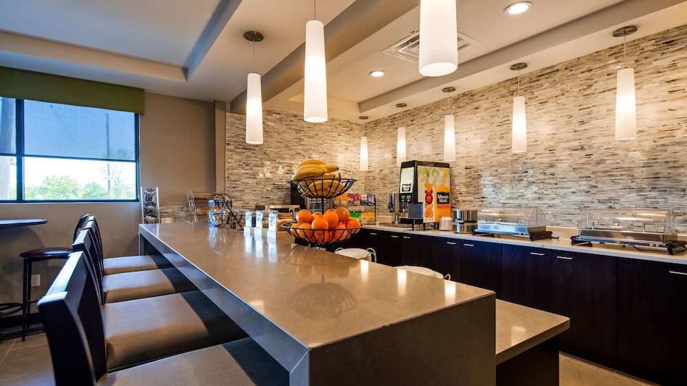 Best Western Plus Philadelphia-Pennsauken Hotel 27/32