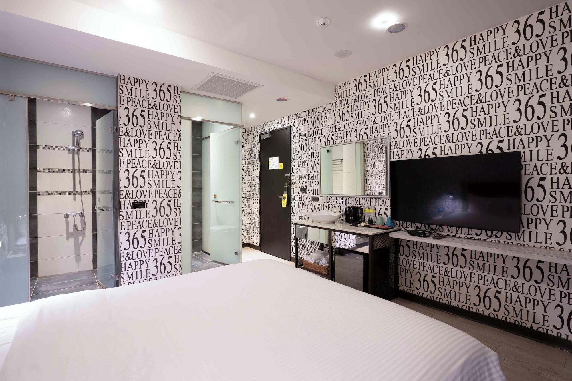 STANDARD, DOUBLE BED, NO WINDOW