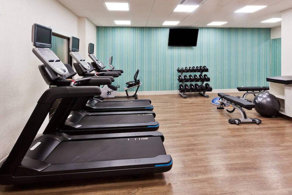 Holiday Inn Express & Suites Fayetteville 24/62