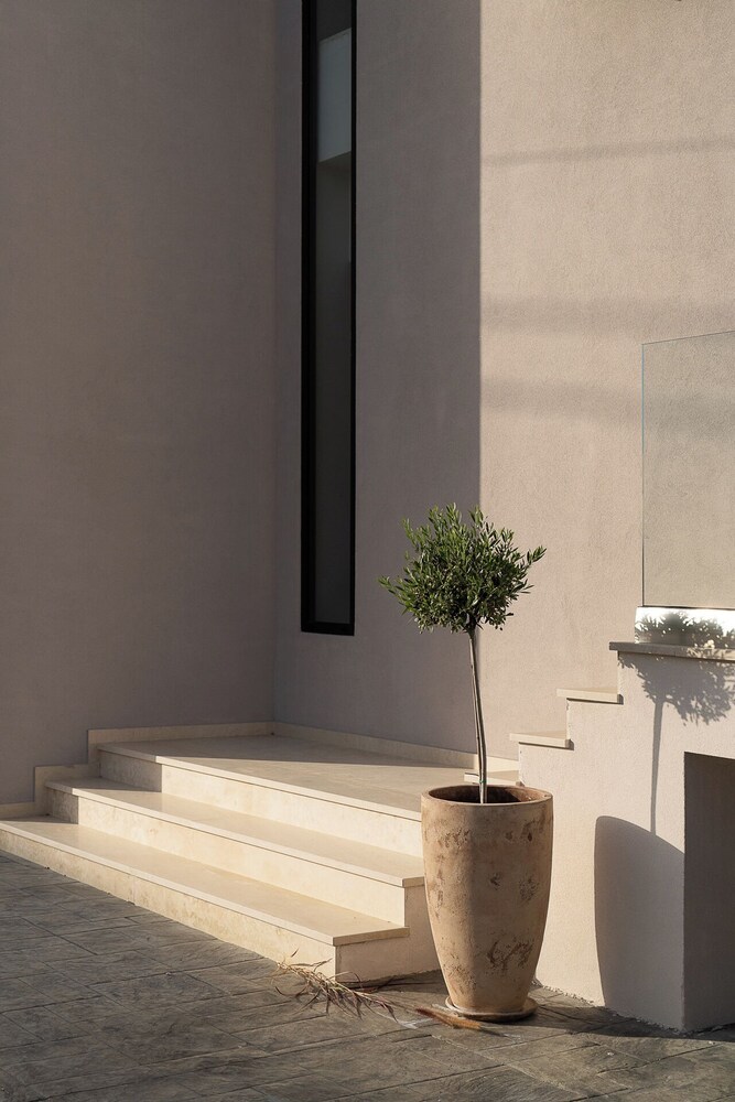 Kymothoe Elite Suites 89/97