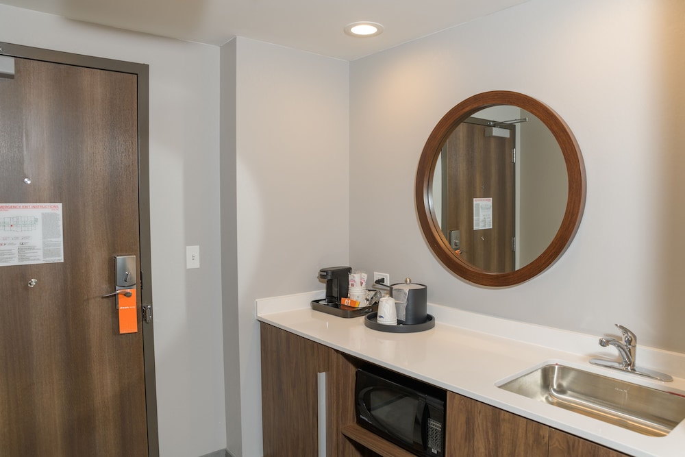 Hampton Inn & Suites Erie Bayfront 28/54