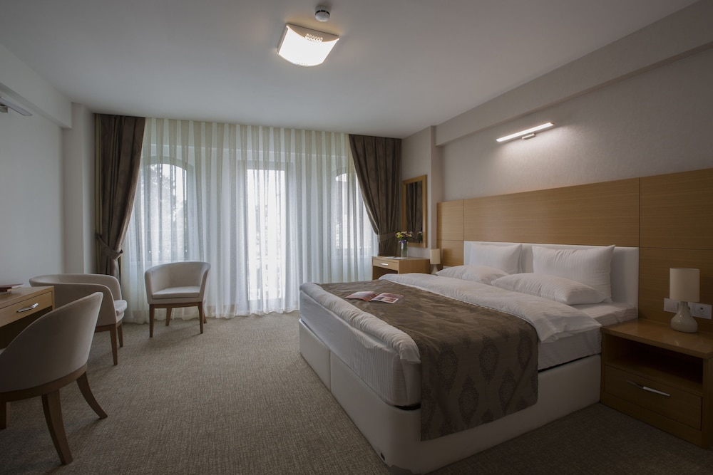 MIEN SUITES 12/29