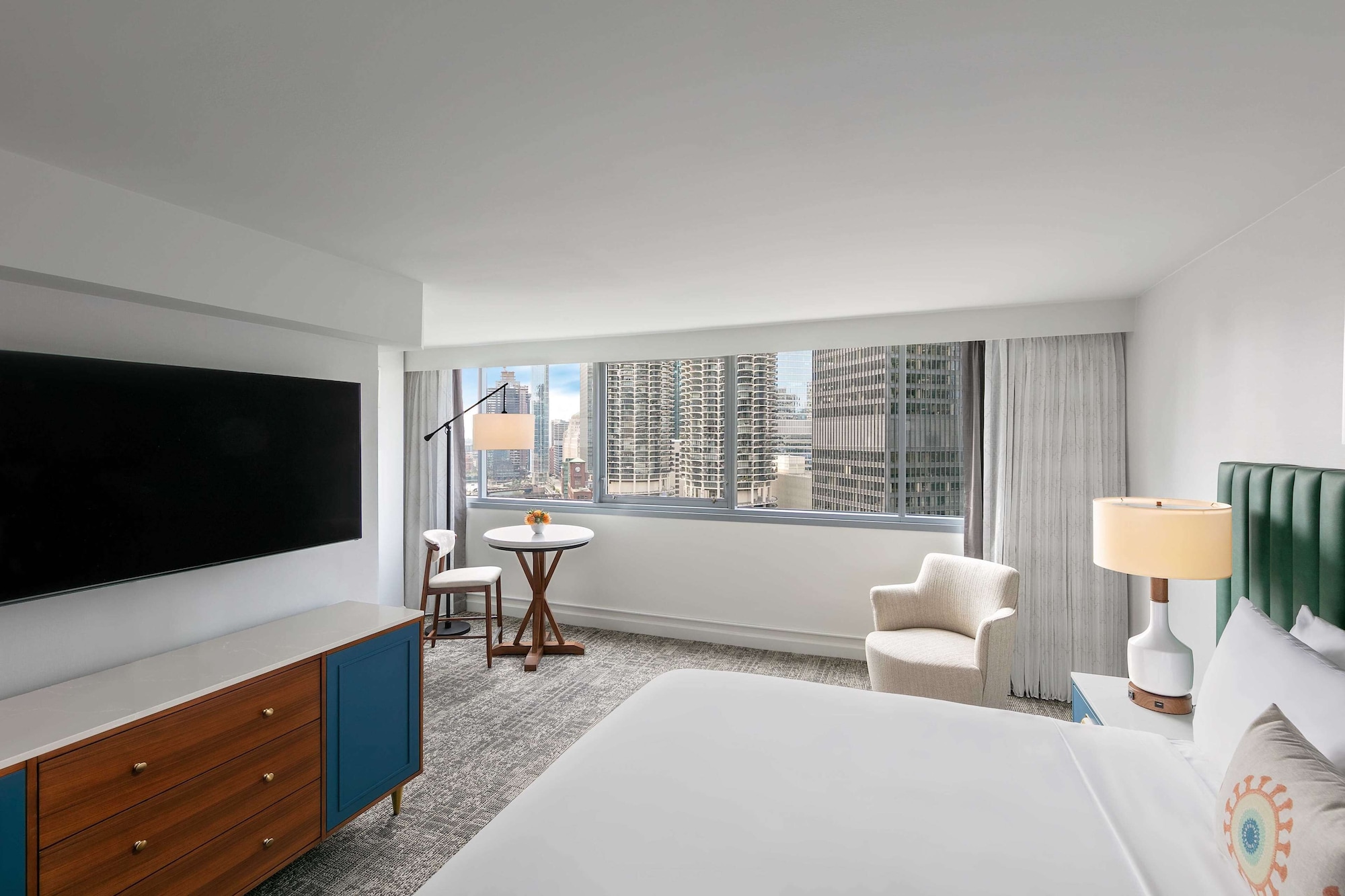 PREMIER, KING BED, ACCESSIBLE