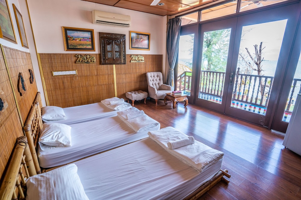 ROYAL, SUITE, KING BED
