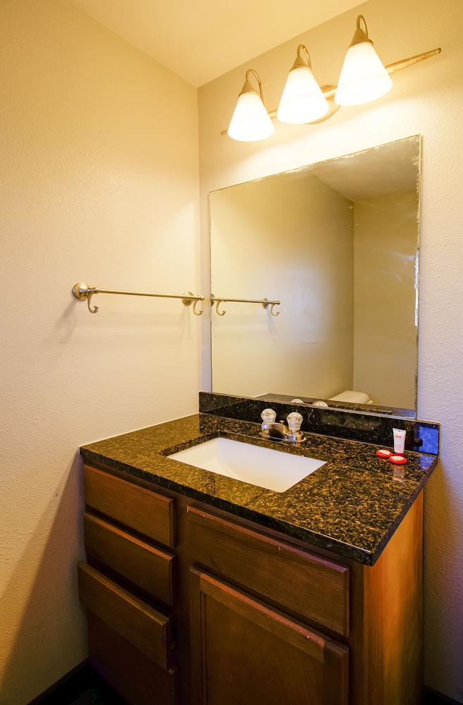 OYO Hotel Sulphur LA Hwy 90 West 27/37