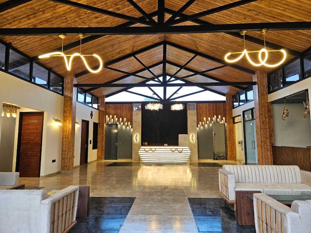 CORBETT MACHAAN RESORT 5/50