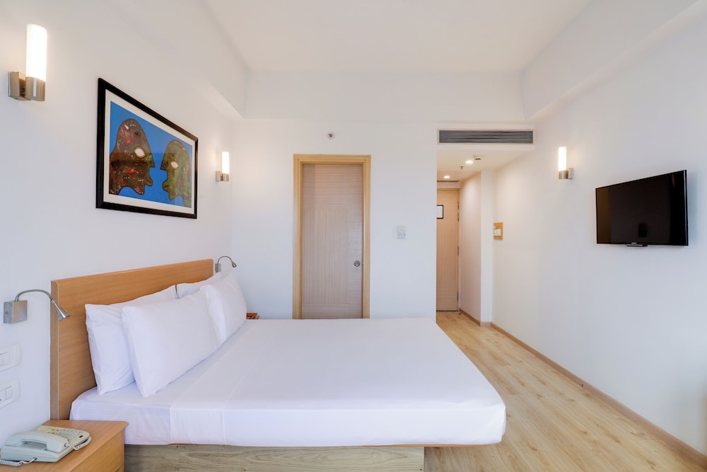 Red Fox Hotel Sector 60 Gurugram 15/62