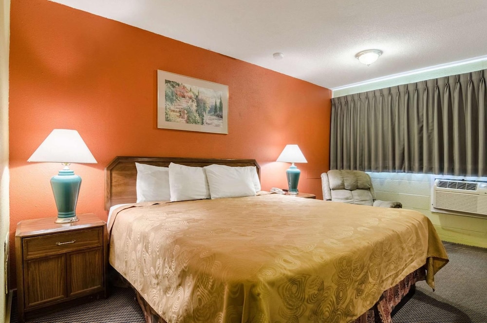 Executive Inn Dodge City, KS (ex Rodeway Inn) 12/34
