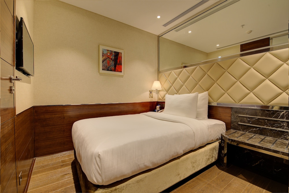 ROOM, SINGLE