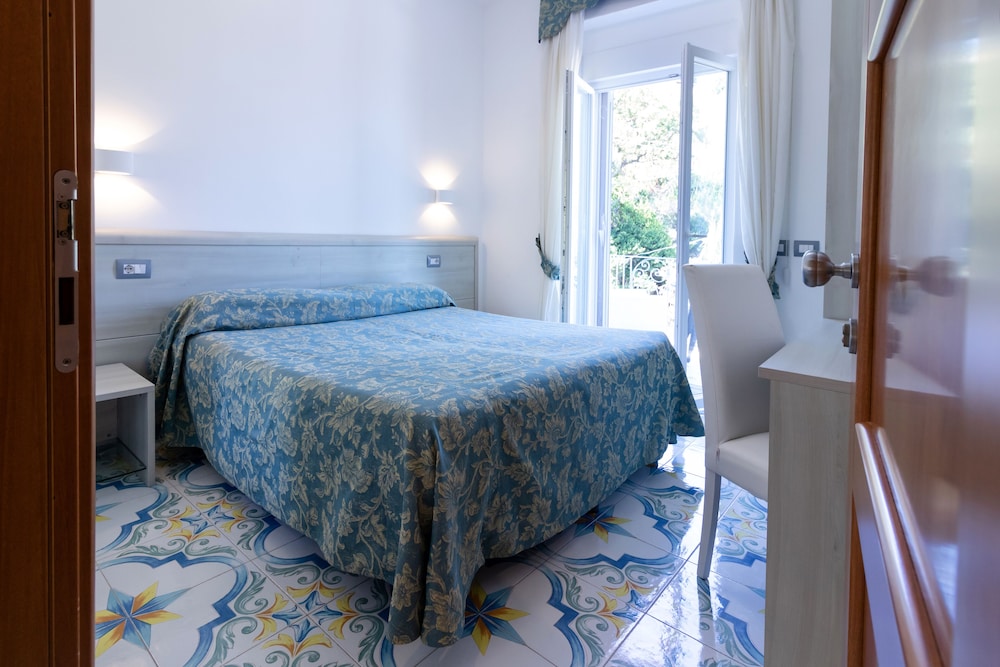 ROOM, QUEEN BED, SEA VIEW