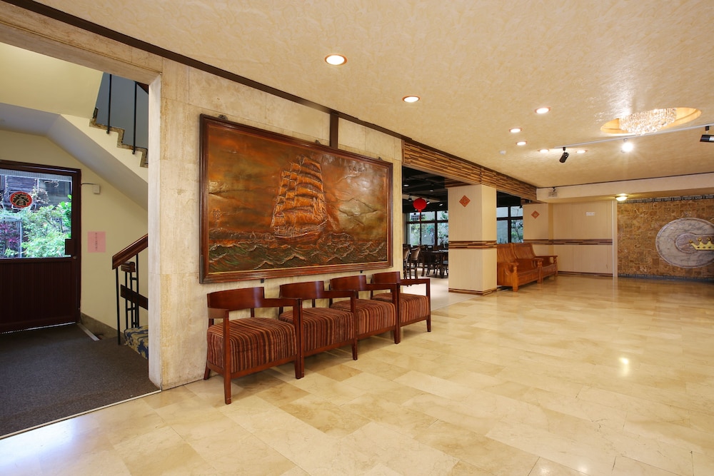 Chiayi Crown Hotel 12/32
