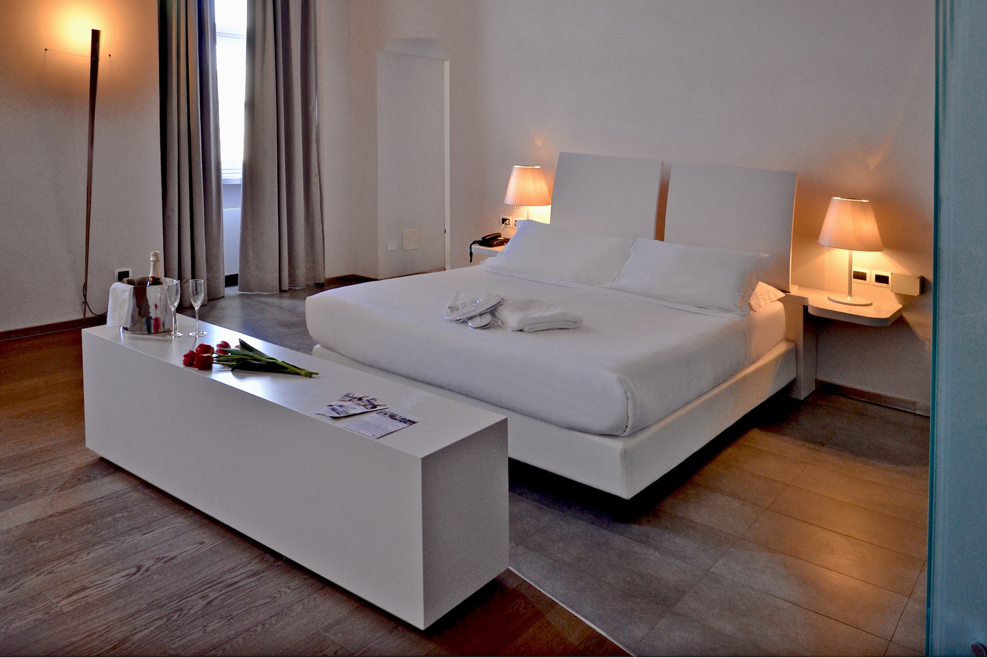 PRESIDENTIAL, SUITE, QUEEN BED, SOFA