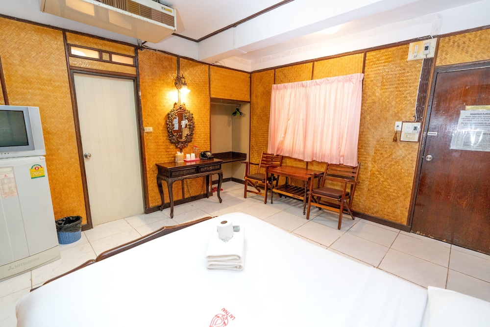 Collection O Khu Mueang near Tha Phae Gate formerly Lai Thai Guesthouse 27/64