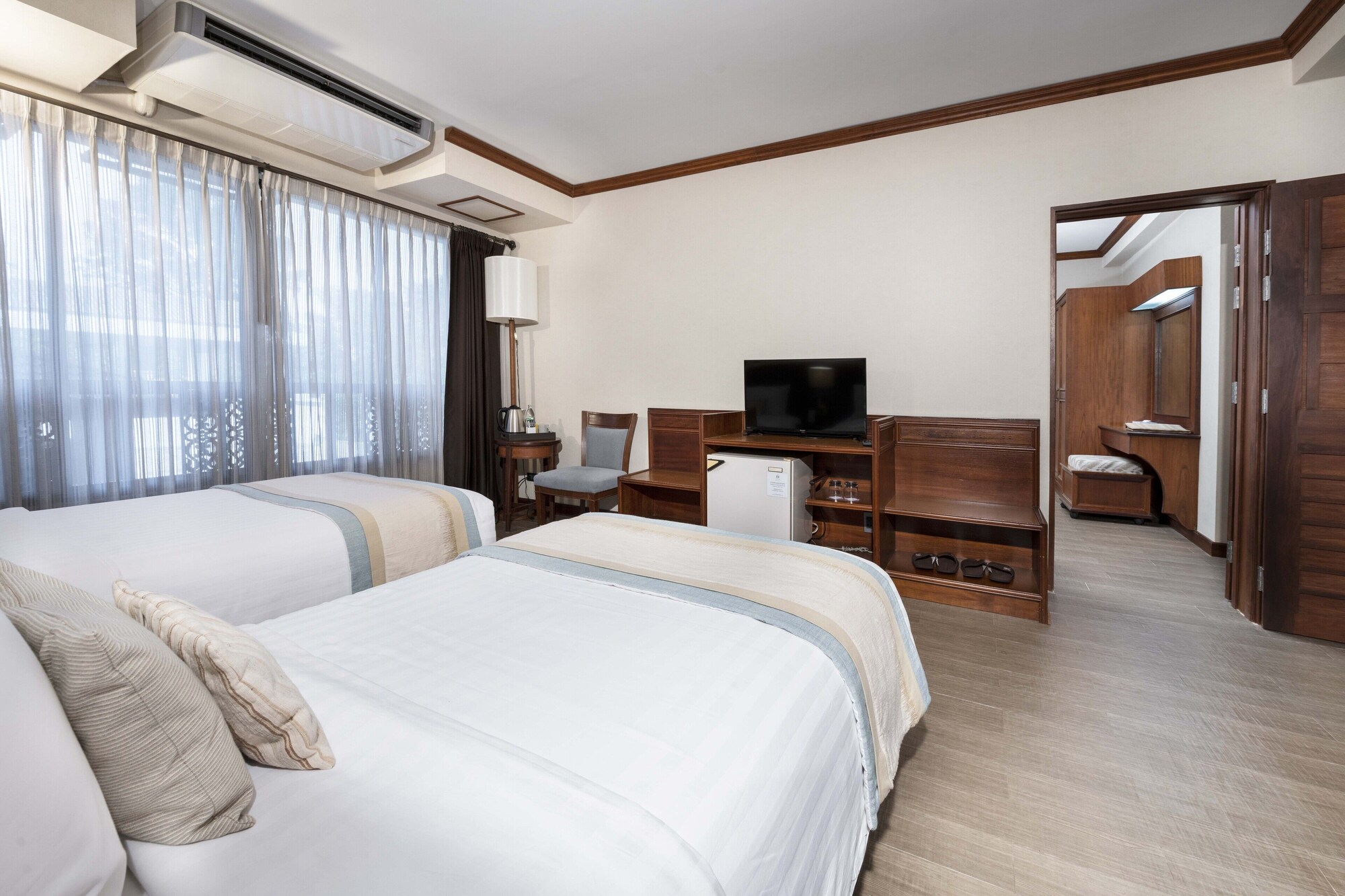 DELUXE, TWIN BEDS