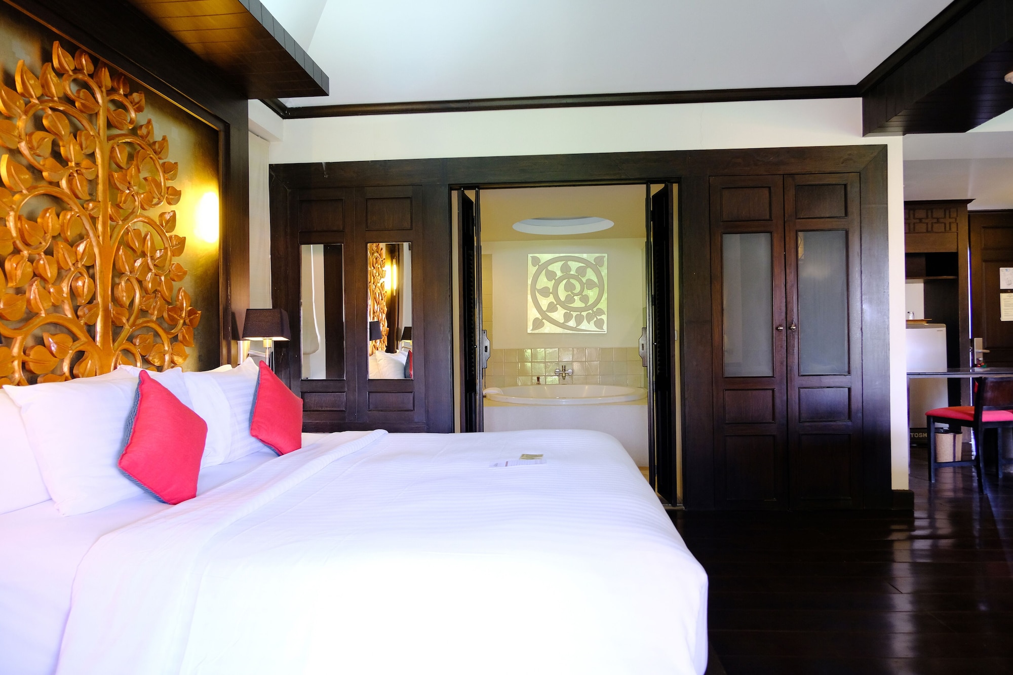 1 BEDROOM, SUITE