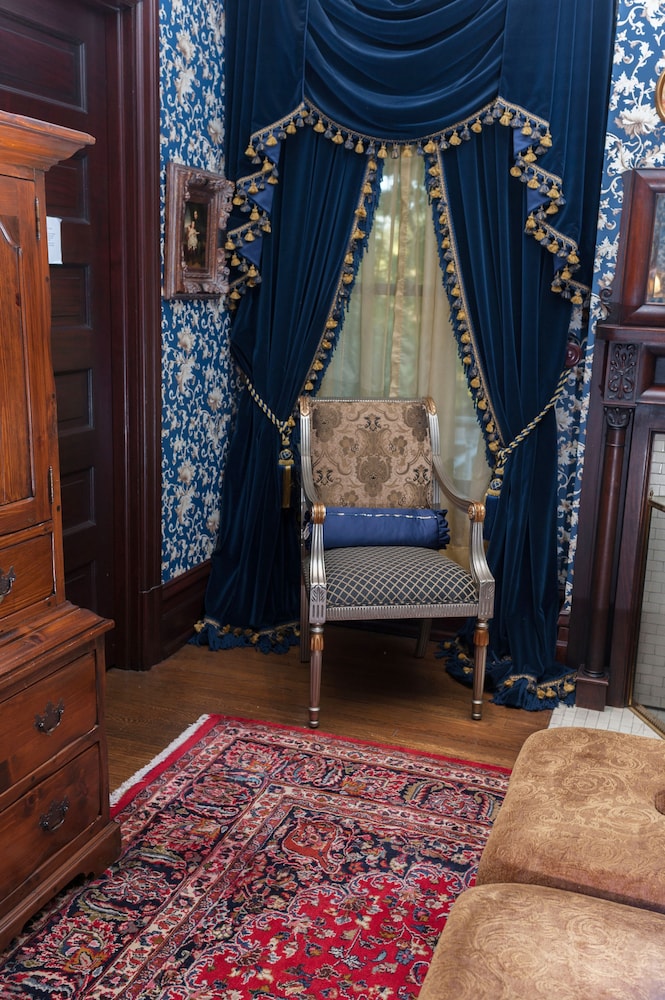 South Broadway Manor Bed and Breakfast 40/72
