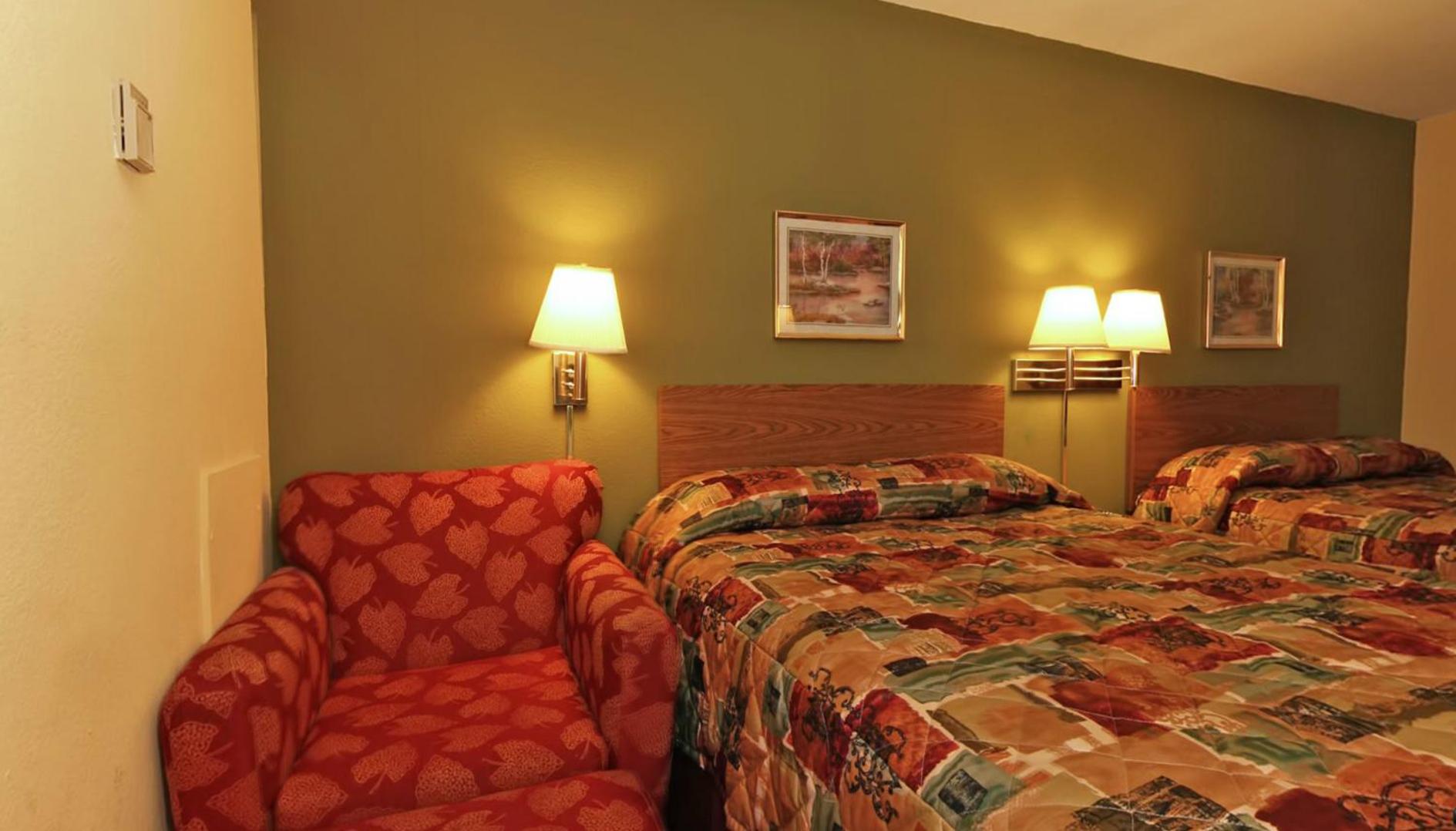 Burnsville Inn & Suites (ex Americas Best Value Inn-Burnsville/Minneapolis) 24/36