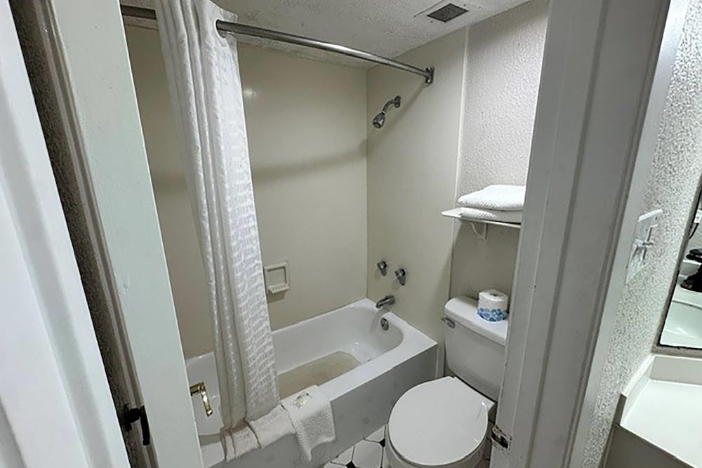 Super 8 by Wyndham Nacogdoches Near University 51/58