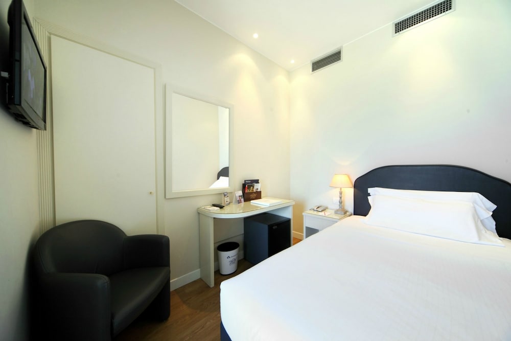 National Hotel 34/68
