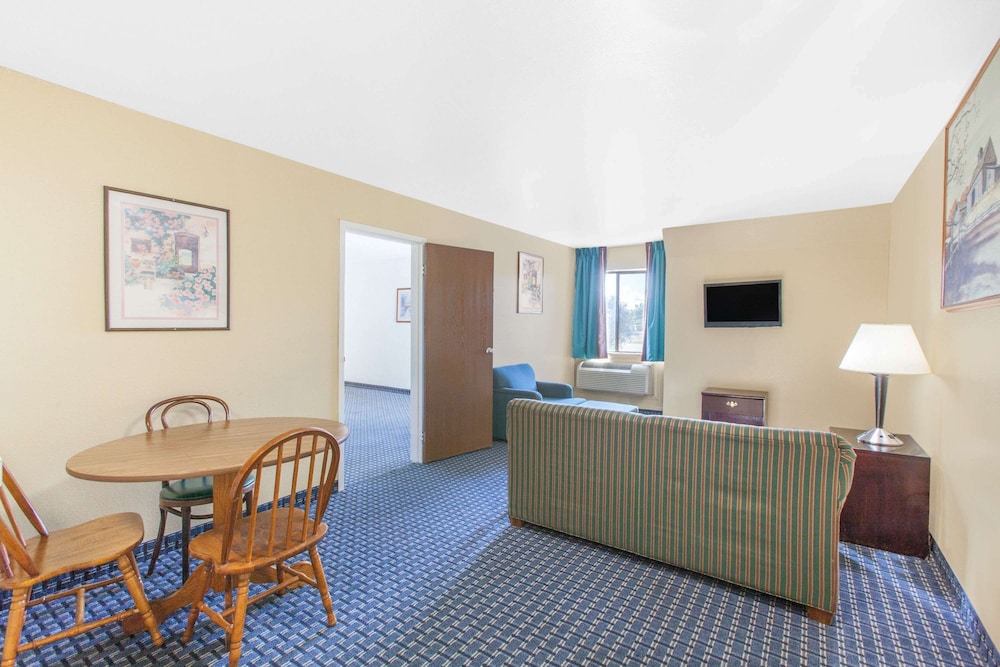 Super 8 by Wyndham Sallisaw 6/15