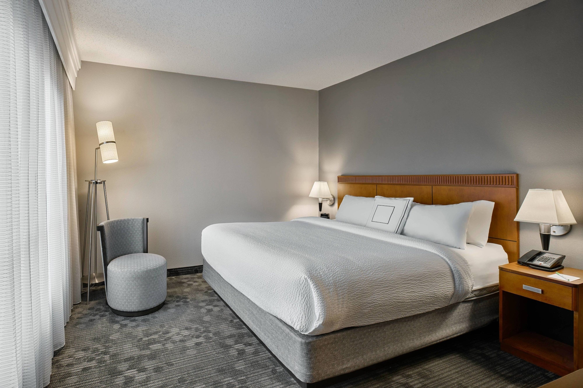 غرفة بسرير كينج مع أريكة، Courtyard by Marriott Philadelphia Langhorne 4/5