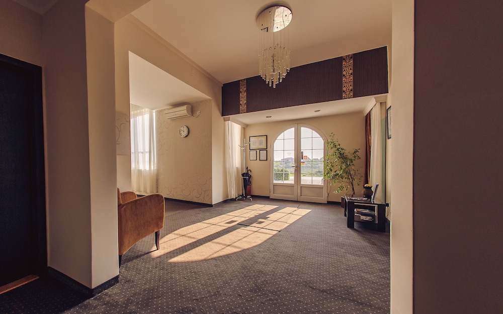 Philia Hotel 8/48