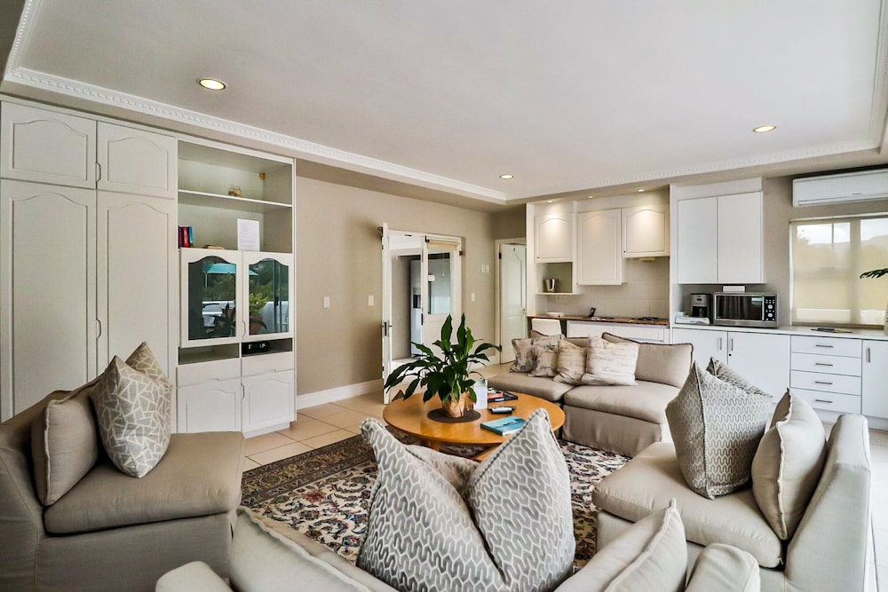 Hermanus Beachfront Lodge 19/43