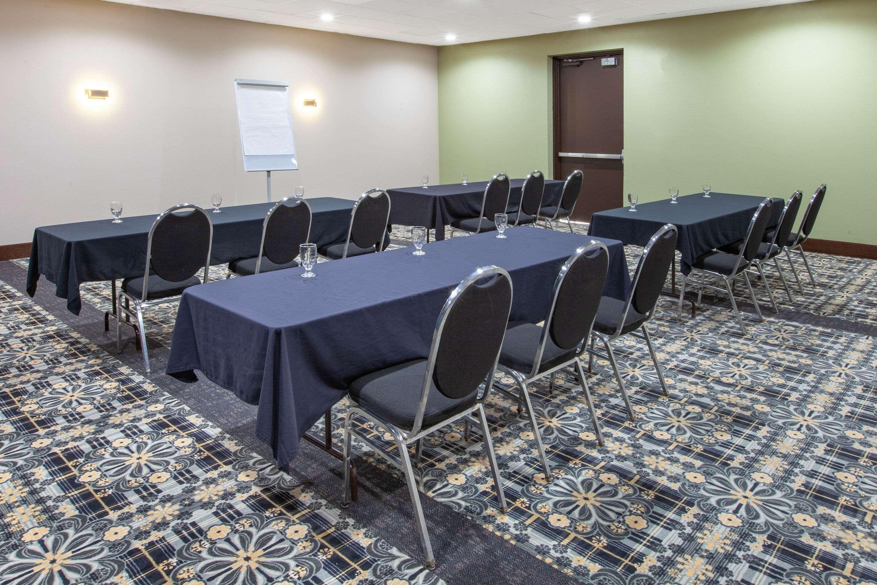 Days Inn and Suites by Wyndham Grand Rapids Near Downtown 24/29