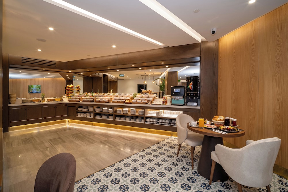 Rayelin Hotel Old Town 50/50
