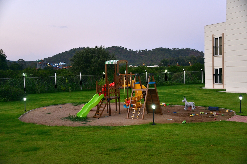 Dream Town Hotel & Restaurant 14/50