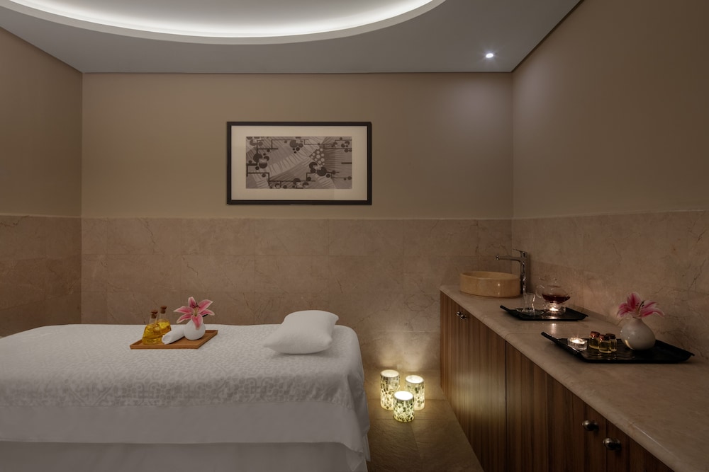 Grand Hyatt 28/76