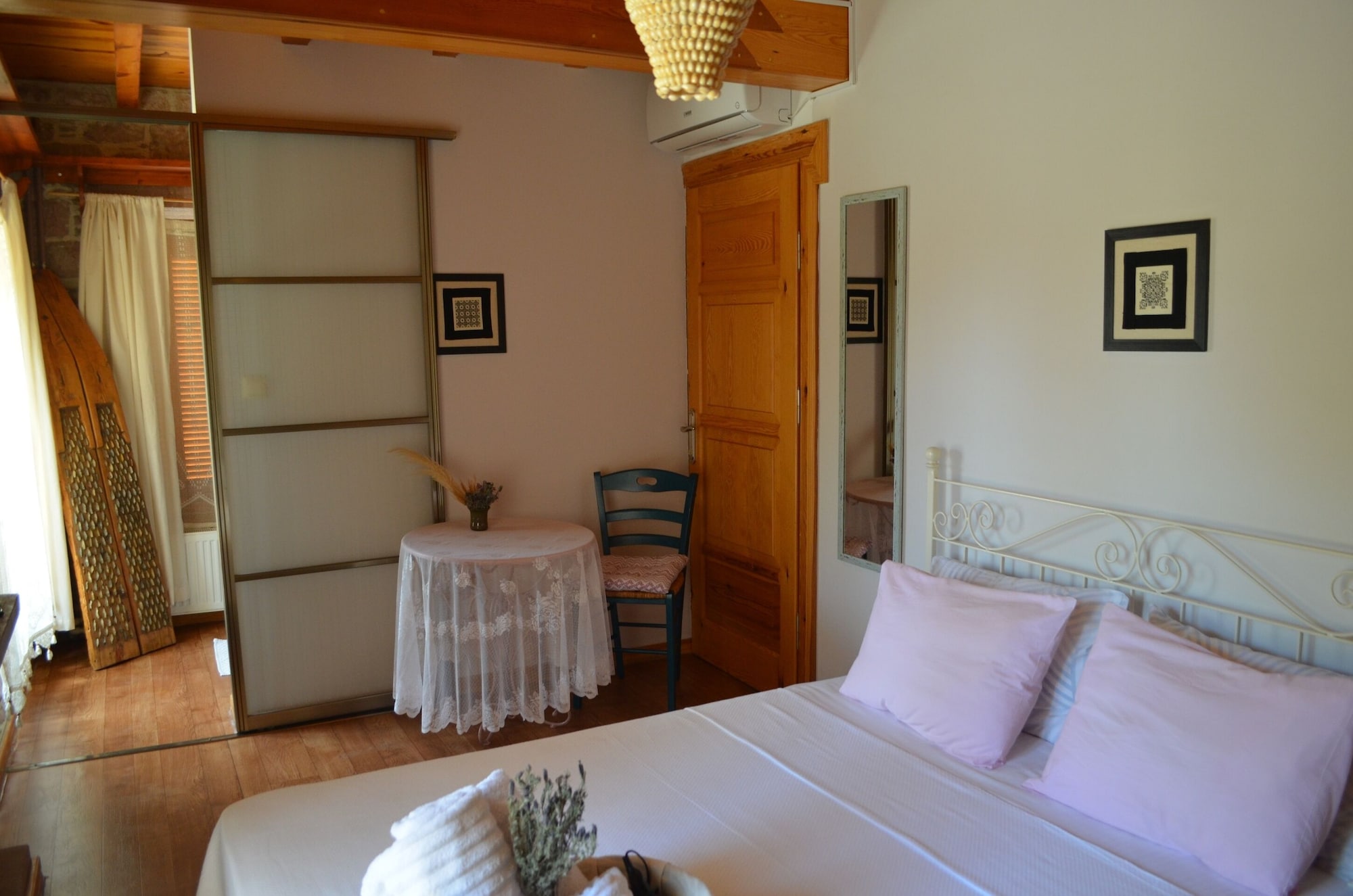 ROOM, DOUBLE BED