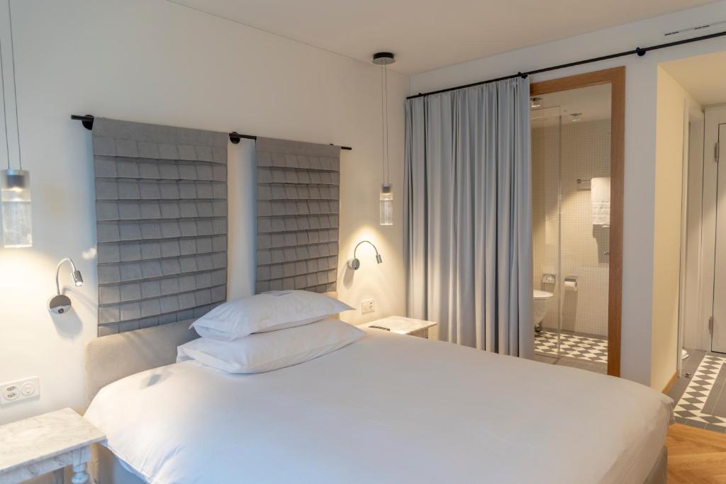 Room, Double Bed, Caspar Swiss Quality Hotel 2/8