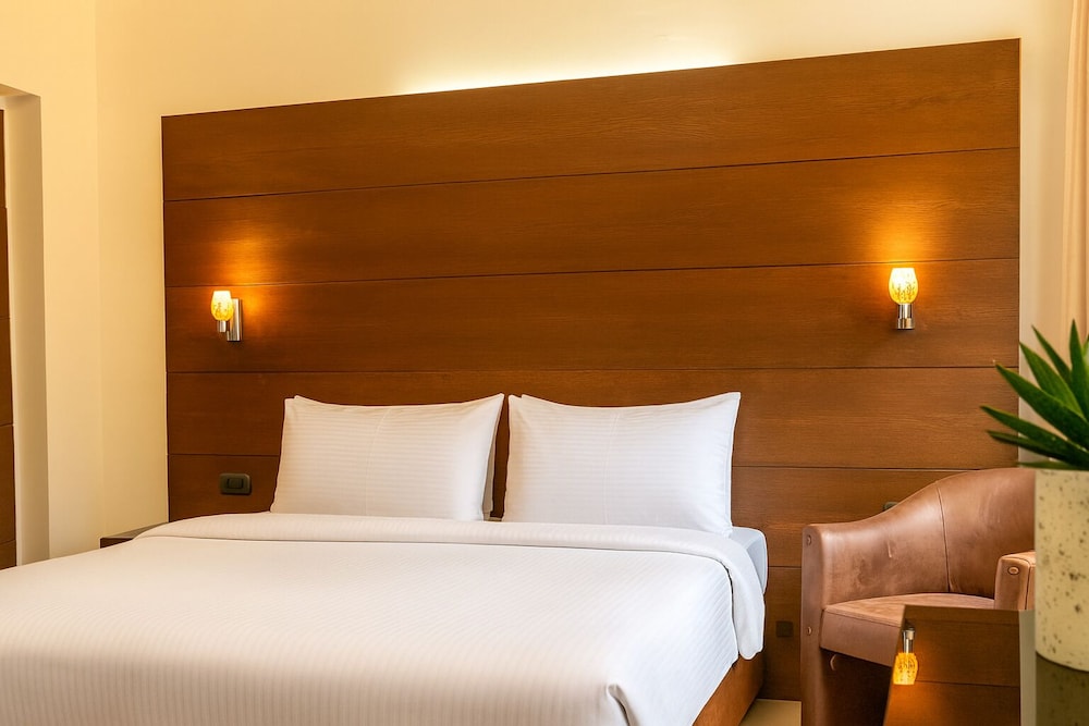 Britannia Suites 7/37