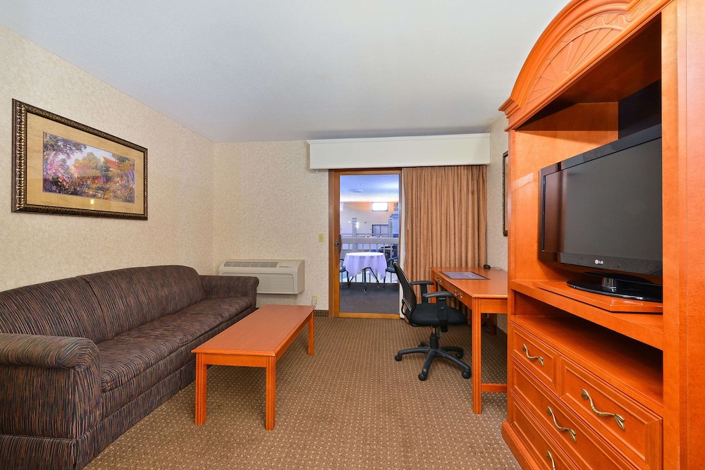 Revel Hotel Minot, SureStay Collection by Best Western 47/66