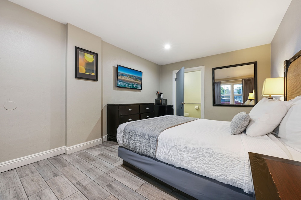 ROOM, QUEEN BED, ACCESSIBLE