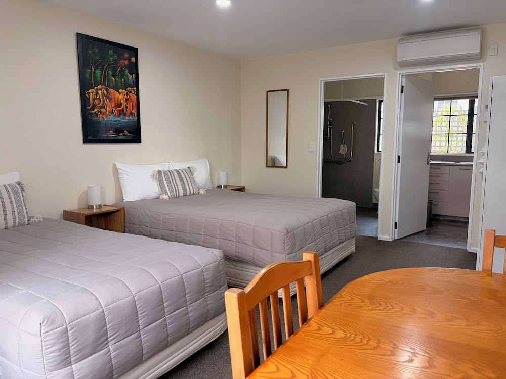 STUDIO, TWIN BEDS