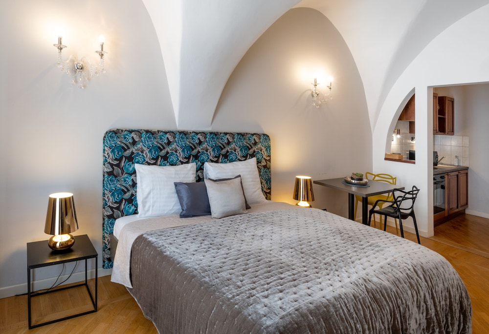 Chateau 9 Apartments by Adrez Living 18/50