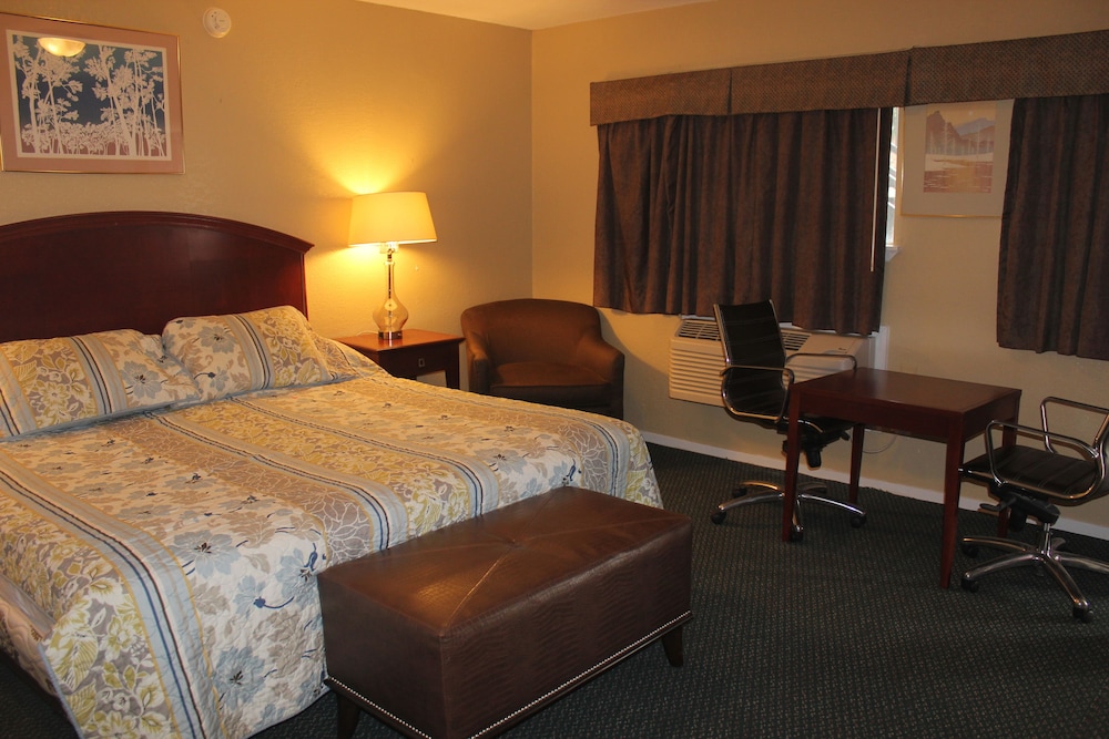 غرفة بسرير كينج، Ranch House Inn and Suites 3/7