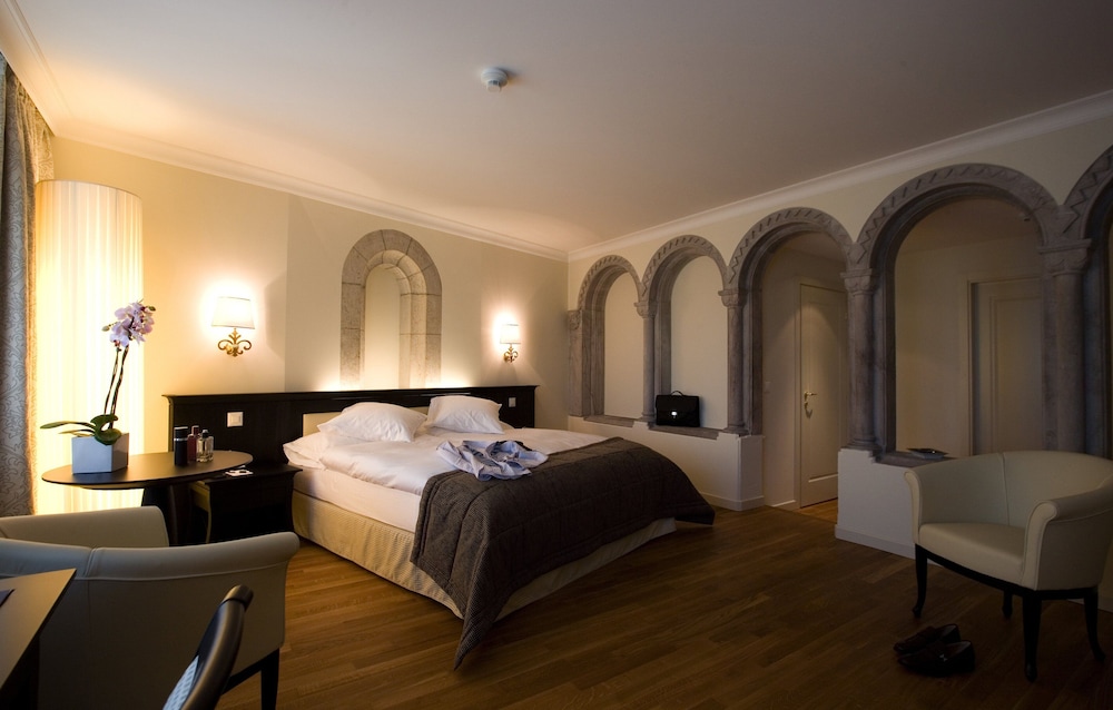 SUITE, QUEEN BED, LAKE VIEW