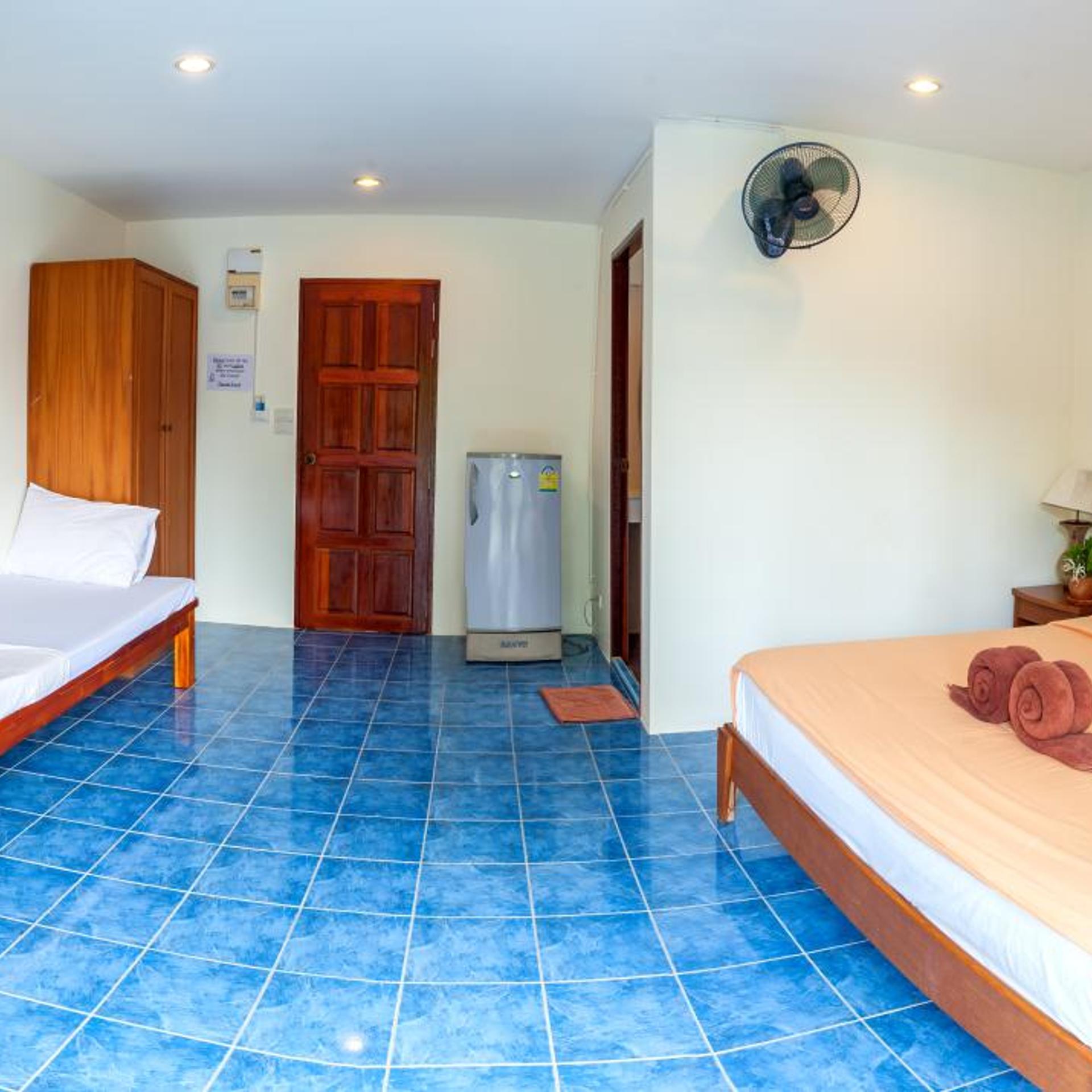 Hugs Guesthouse And Hostel 11/16