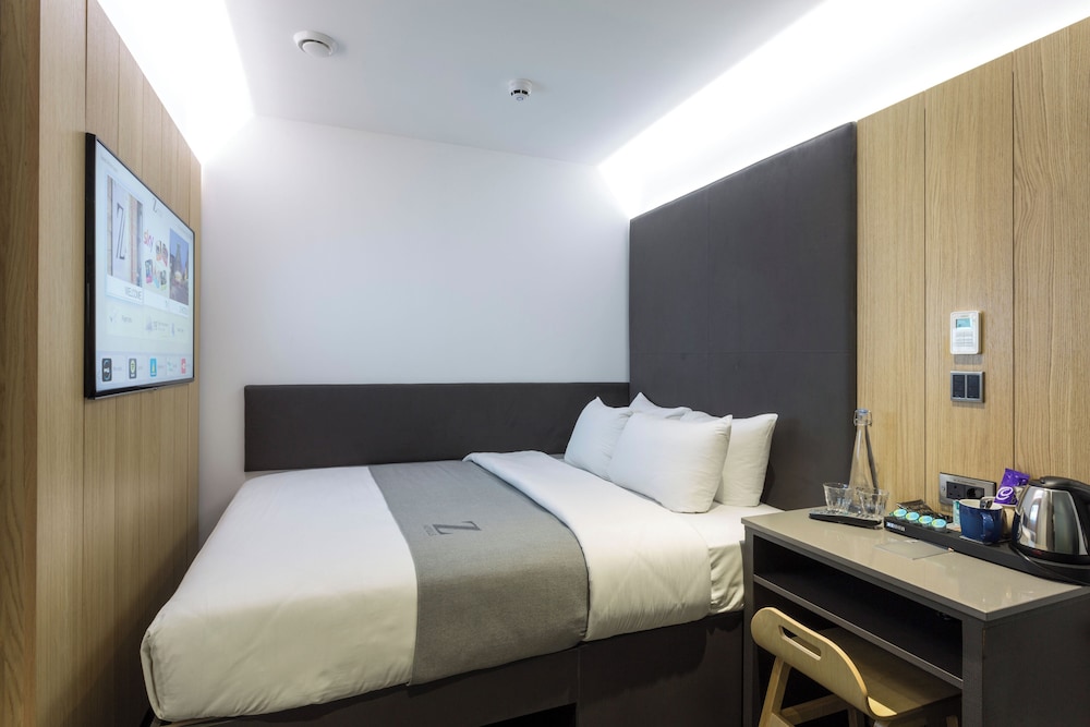 Room, Queen Bed, No Window