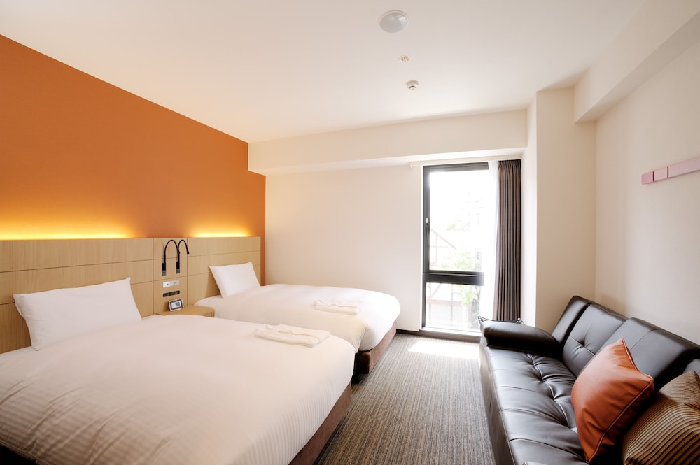 ROOM, TRIPLE, TWIN BEDS, SOFA