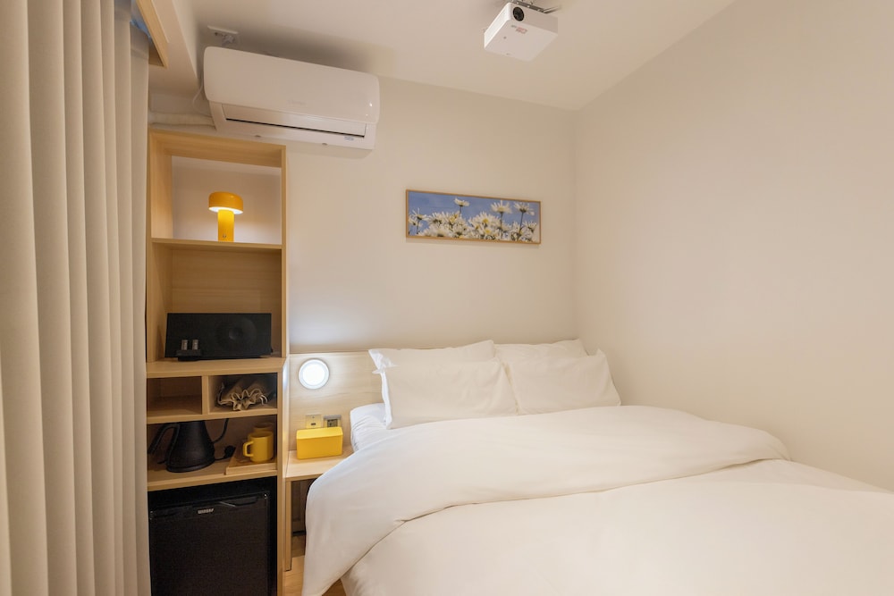 Namsan, Standard, Double Bed, with View، Myeongdong Guesthouse Como 2/4