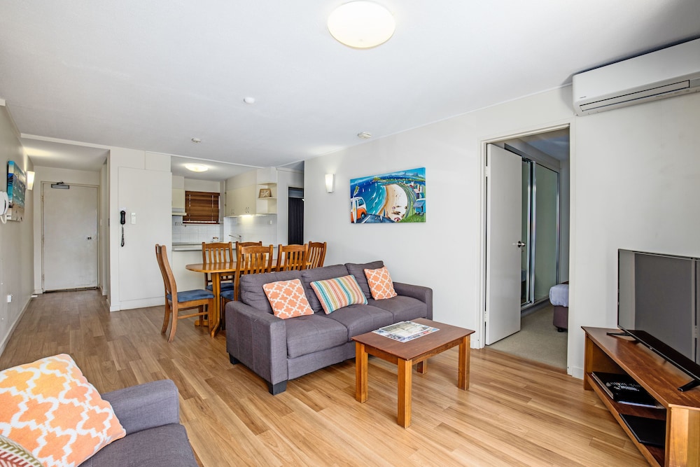 WINDWARD APARTMENTS 48/81