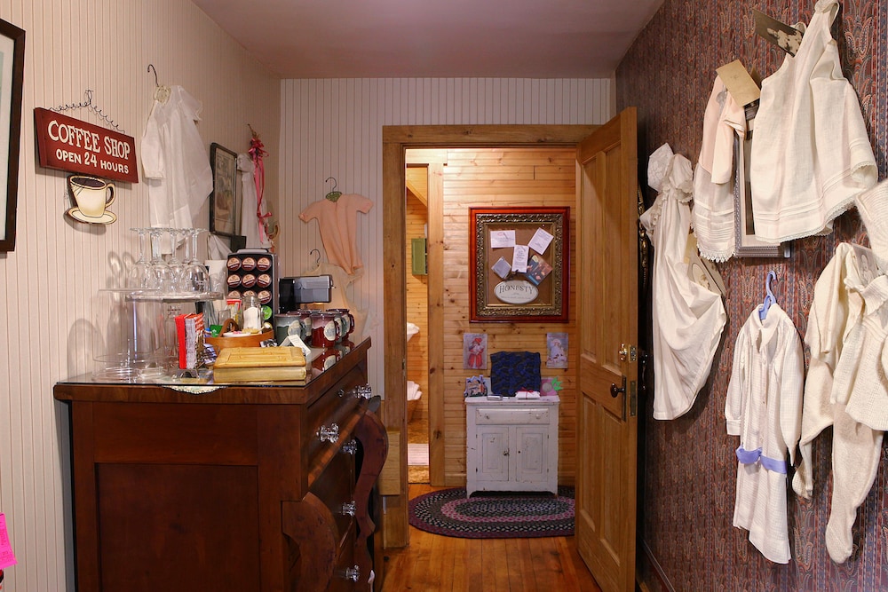 The Queen, A Victorian Bed and Breakfast 55/74