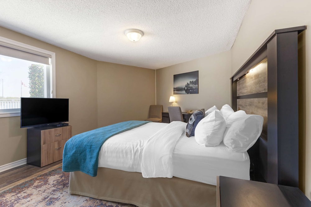 غرفة قياسية بسرير كينج بإطلالة على البحيرة بشرفة، Christies Mill Waterfront Resort and Spa 7/10