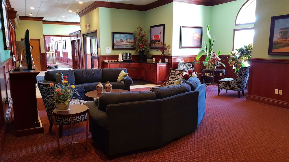 Mackinaw Beach & Bay Inn & Suites 34/51