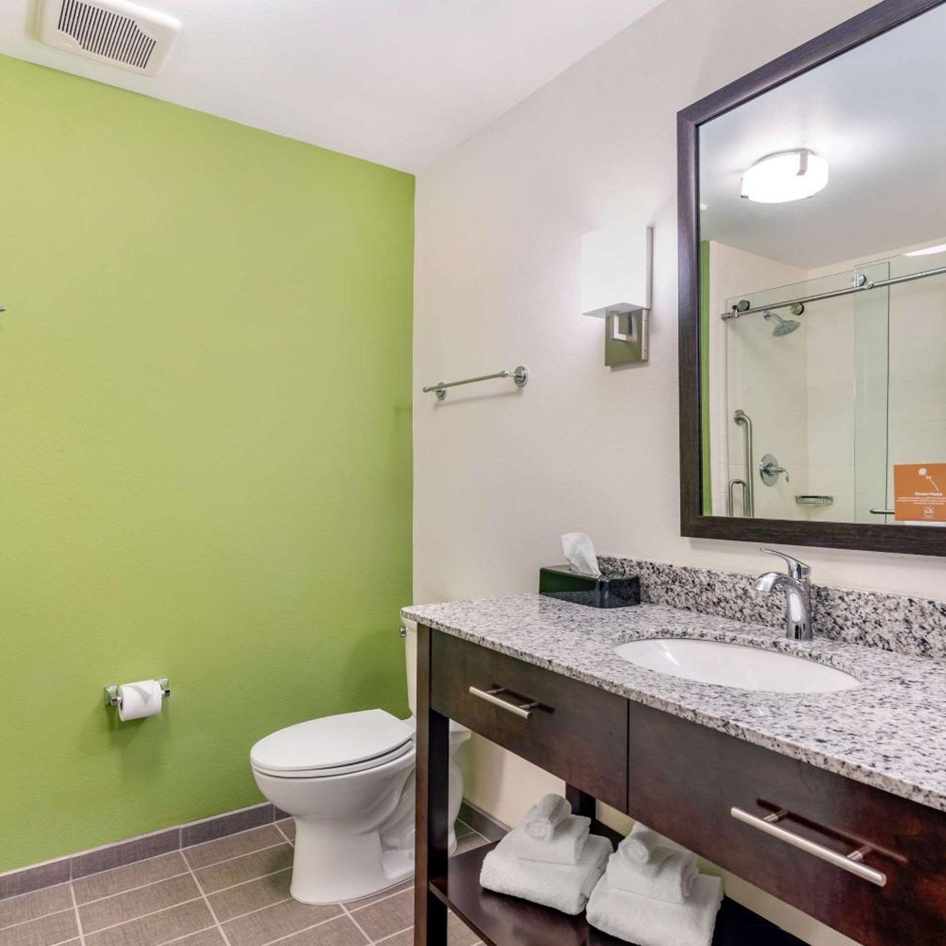 غرفة بسرير كينج مع أريكة، Sleep Inn Spokane Airport 7/7